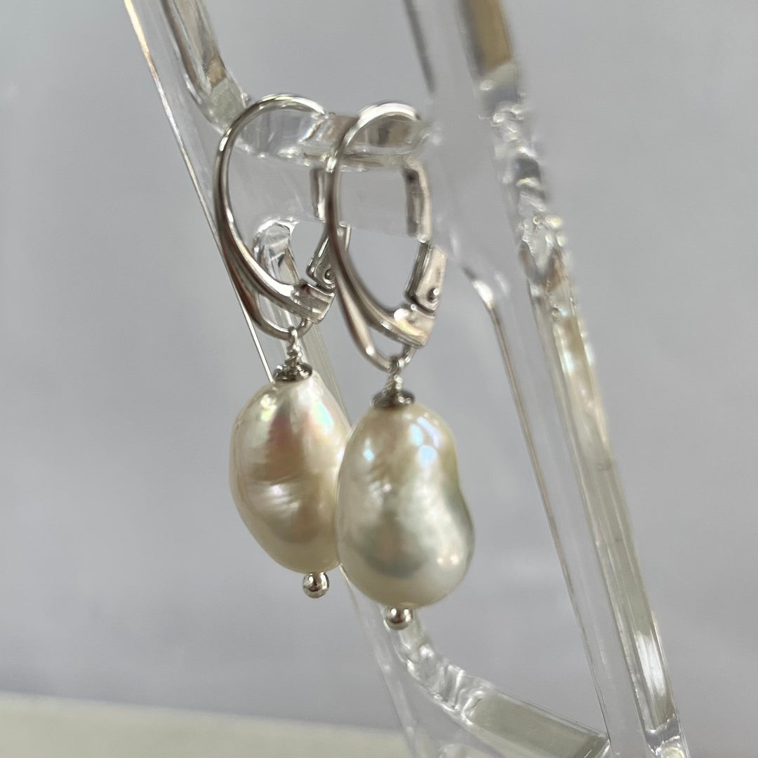 Boucles d'oreilles avec perles baroques blanches, en argent