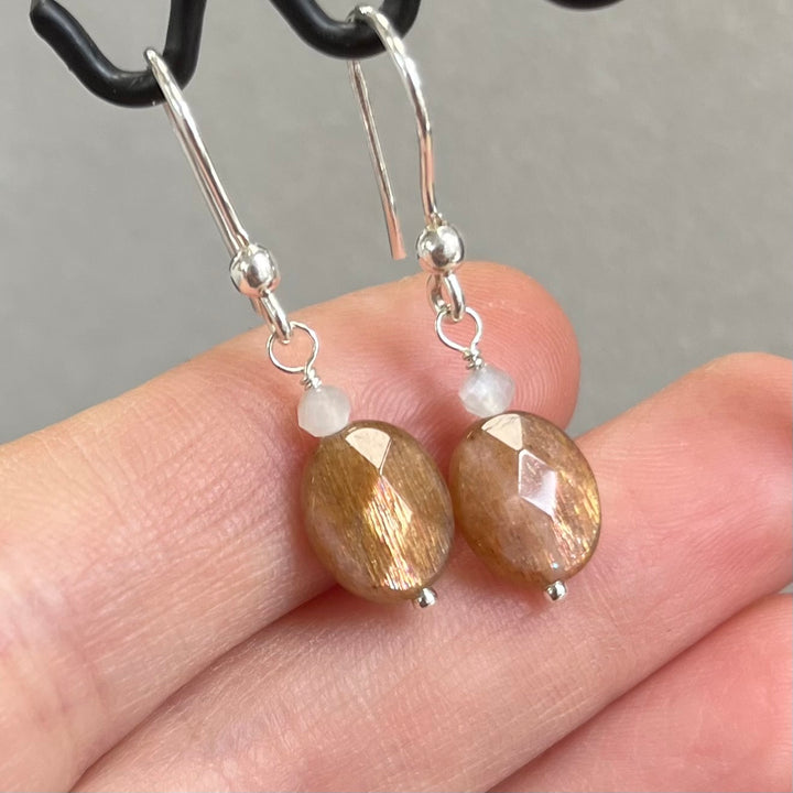 Boucles d’oreilles avec pierre de soleil, en argent