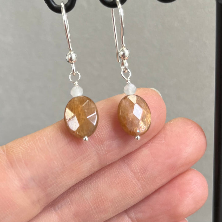 Boucles d’oreilles avec pierre de soleil, en argent