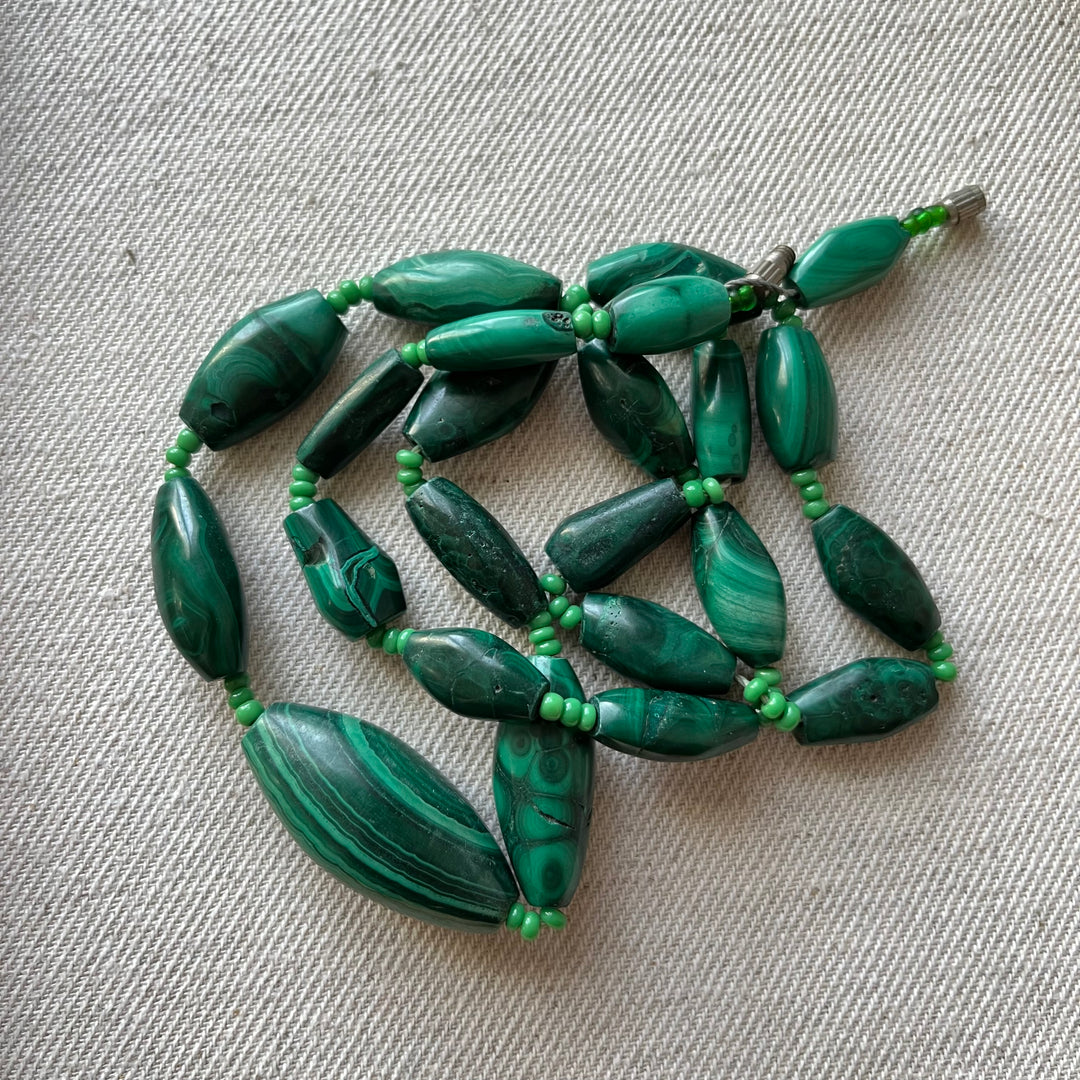 Collier sur fil câblé en pierres naturelles, malachite, bijoux vintage modernisé,  argent, 62 cm