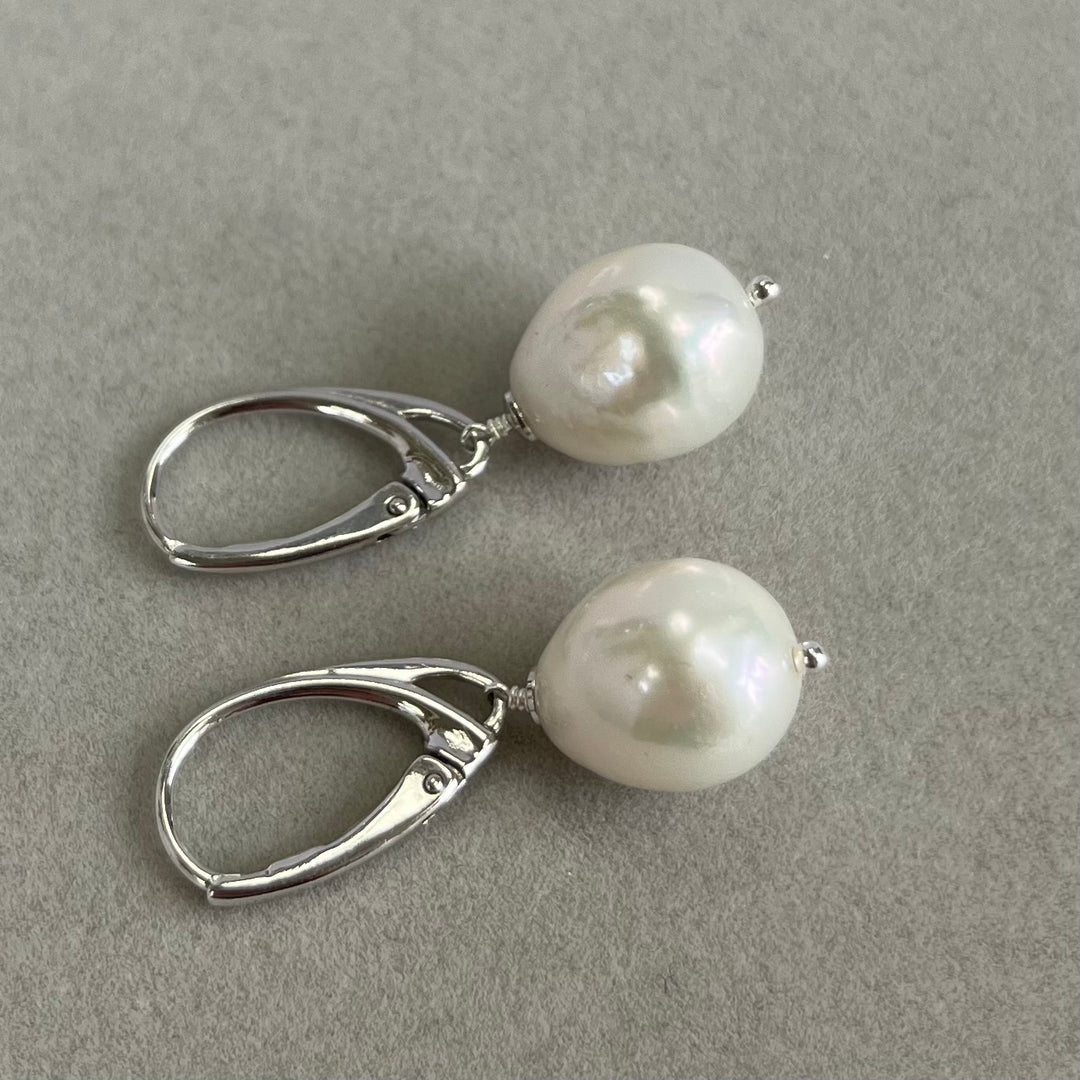 Boucles d'oreilles avec perles baroques blanches, en argent