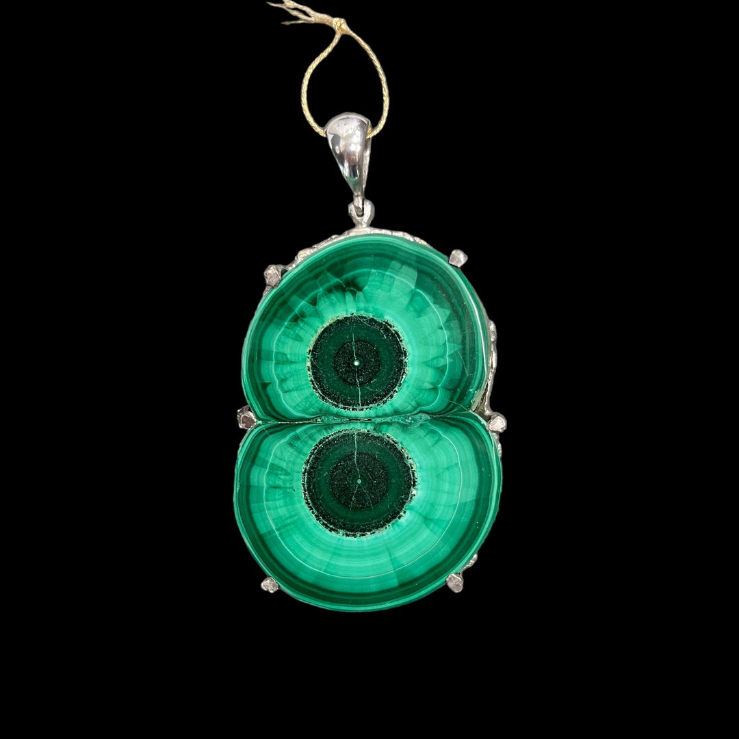 Pendentif en argent avec malachite, une magnifique tranche de stalactite