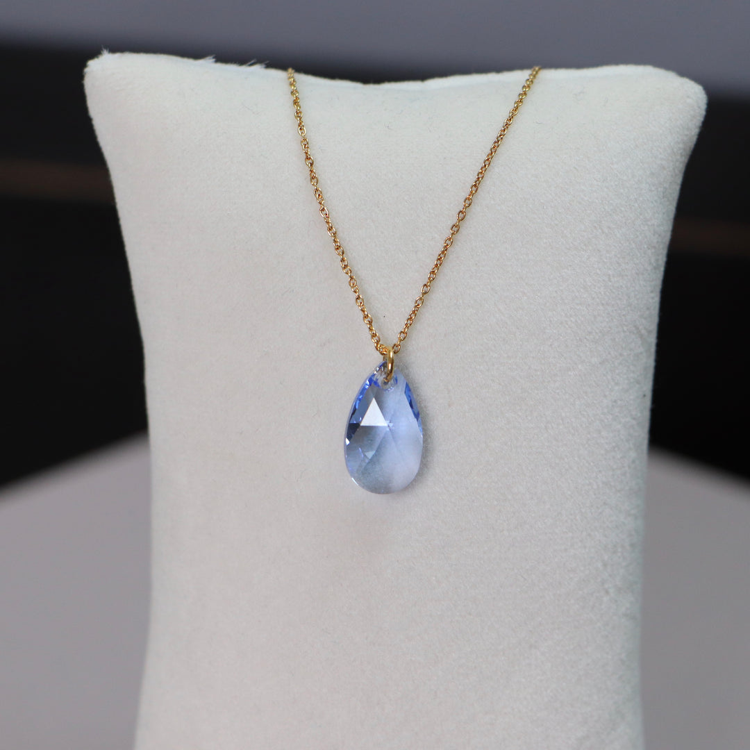 Pendentif (petite goutte) avec une chaine, cristaux Swarovski, argent doré, collection LARME, bleu clair