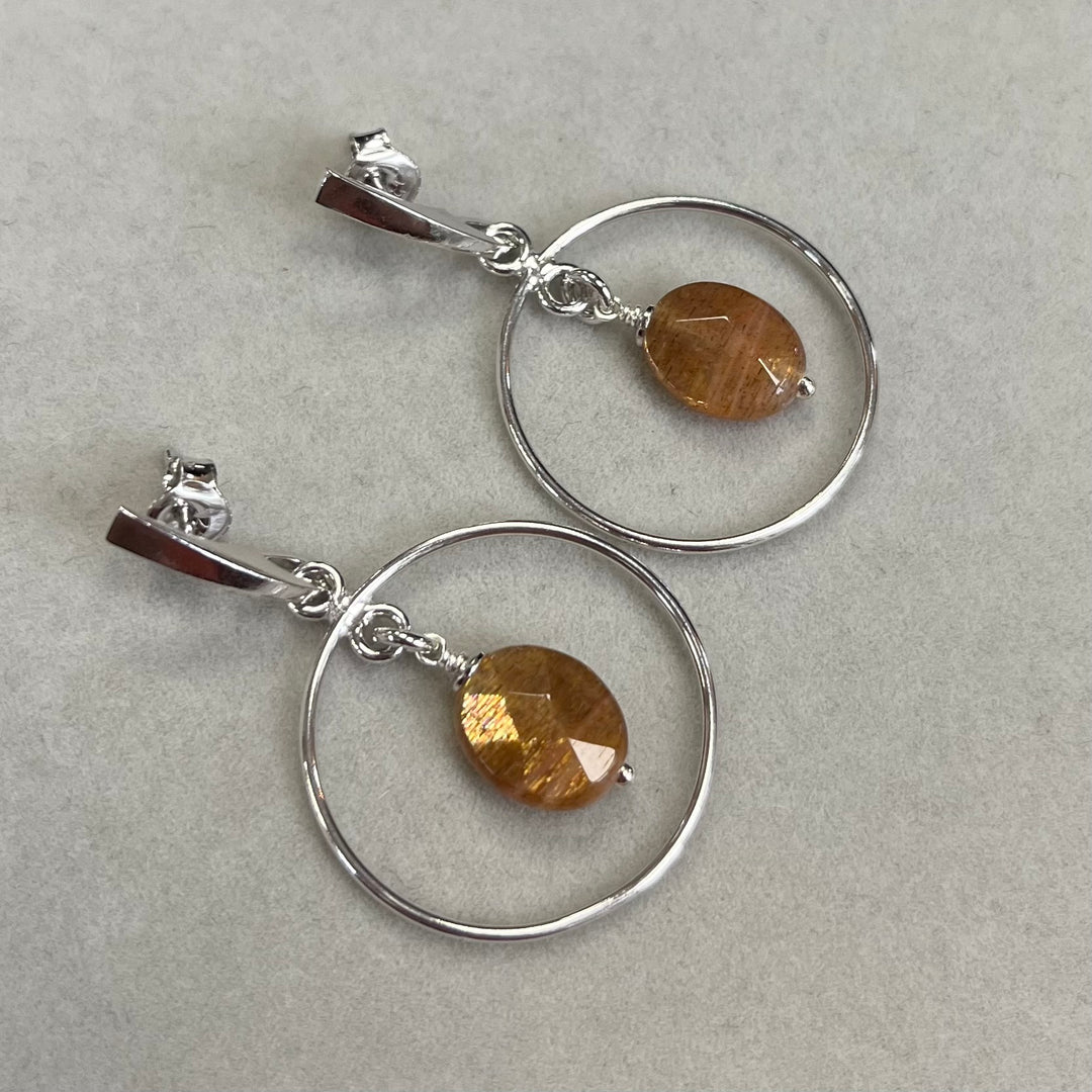 Boucles d’oreilles avec pierre de soleil, en argent
