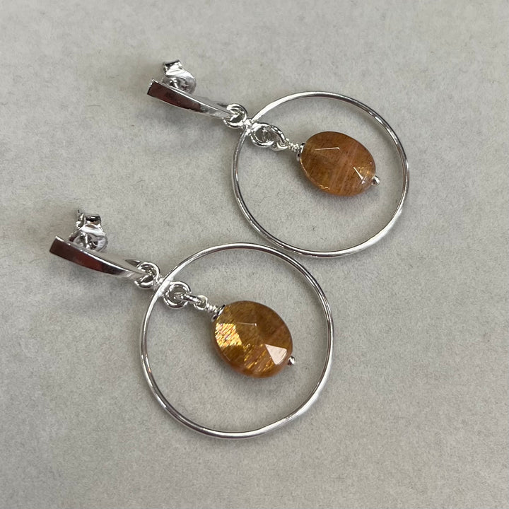 Boucles d’oreilles avec pierre de soleil, en argent