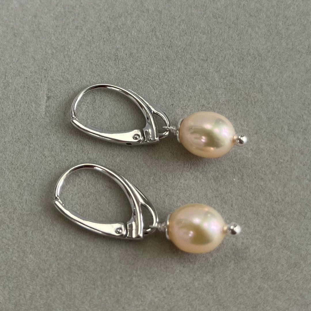 Boucles d'oreilles avec perles, couleur légèrement rose, en argent