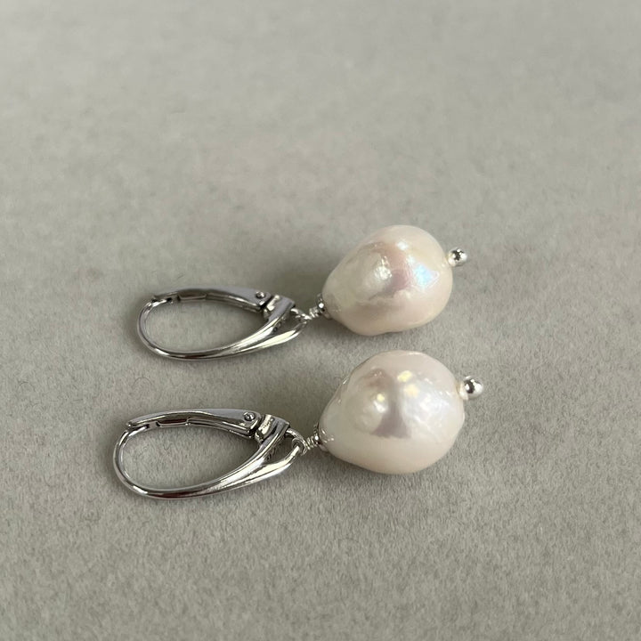 Boucles d'oreilles avec perles baroques blanches, en argent