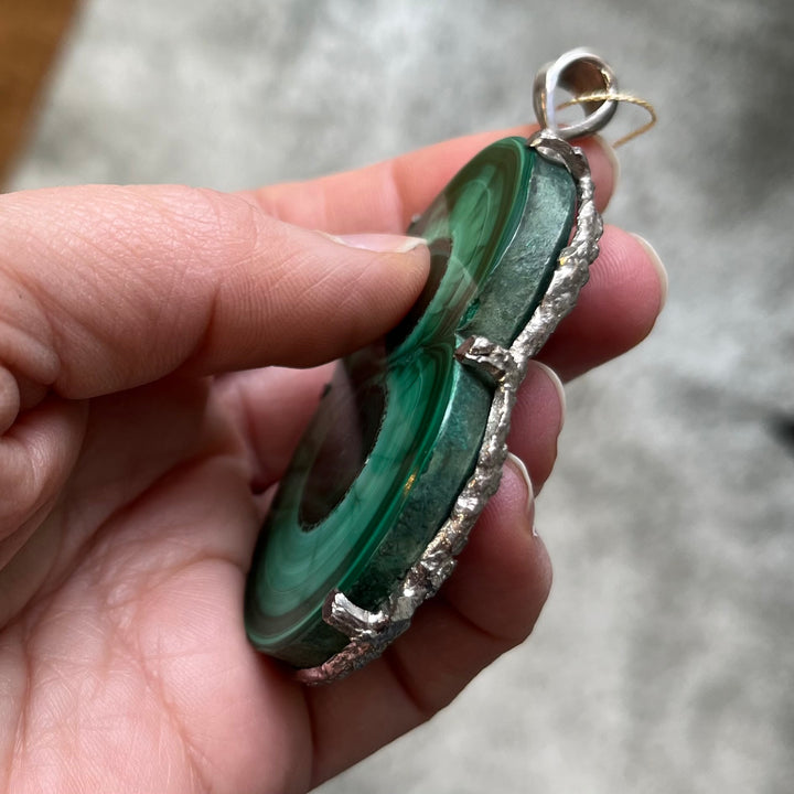 Pendentif en argent avec malachite, une magnifique tranche de stalactite