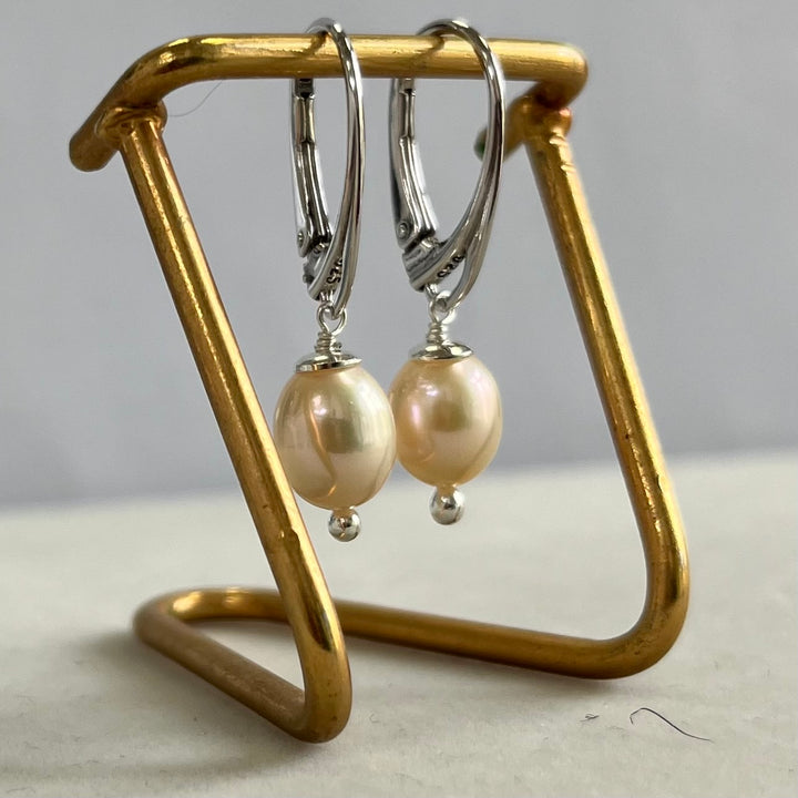 Boucles d'oreilles avec perles, couleur légèrement rose, en argent