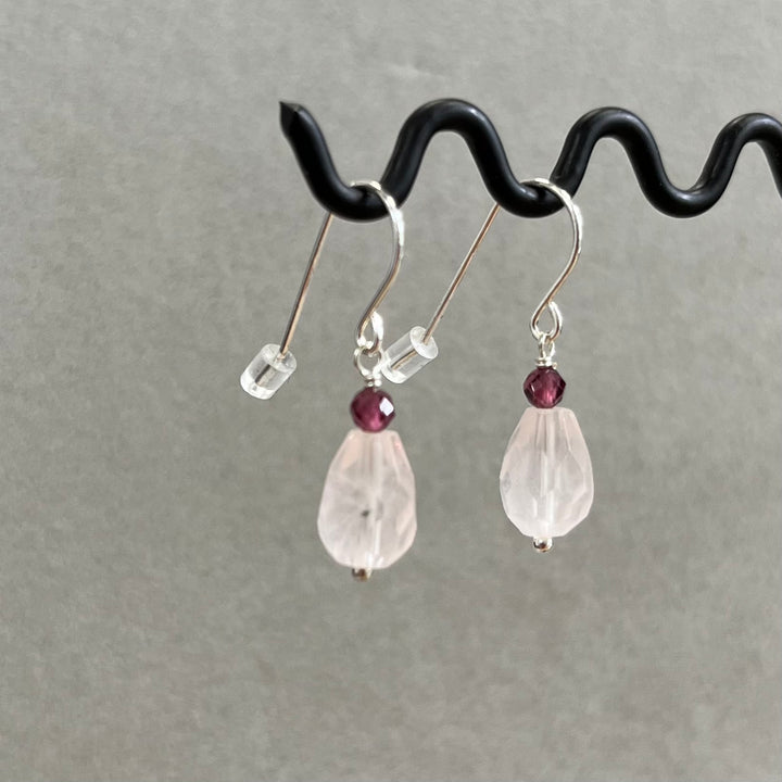 Boucles d’oreilles avec quartz rose et grenat, en argent