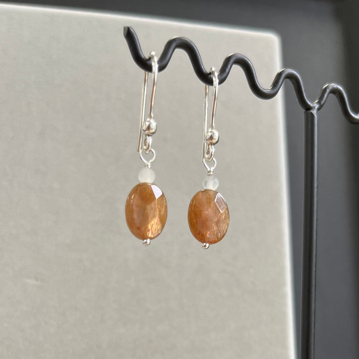 Boucles d’oreilles avec pierre de soleil, en argent