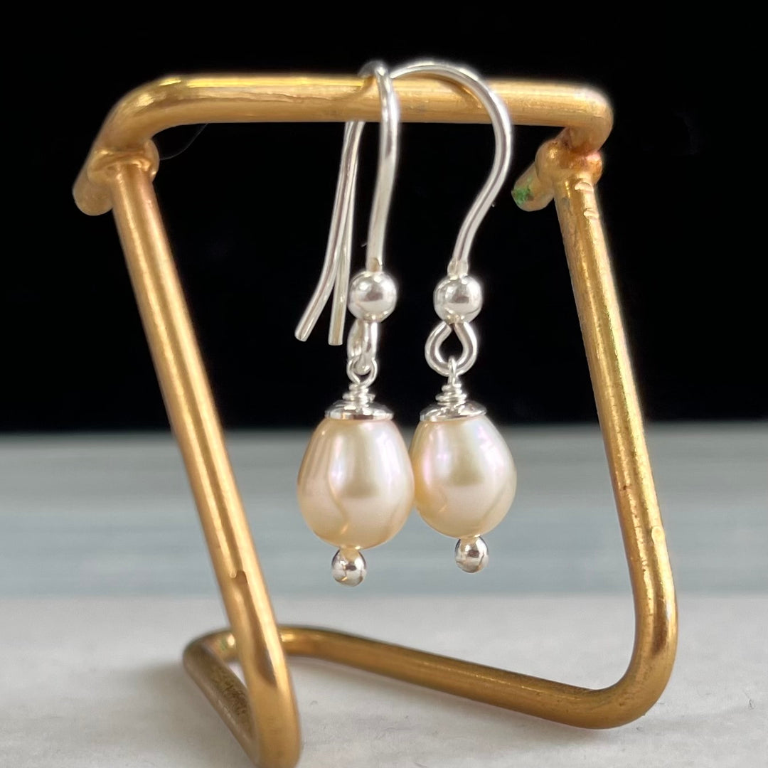 Boucles d'oreilles avec perles, couleur légèrement rose, en argent