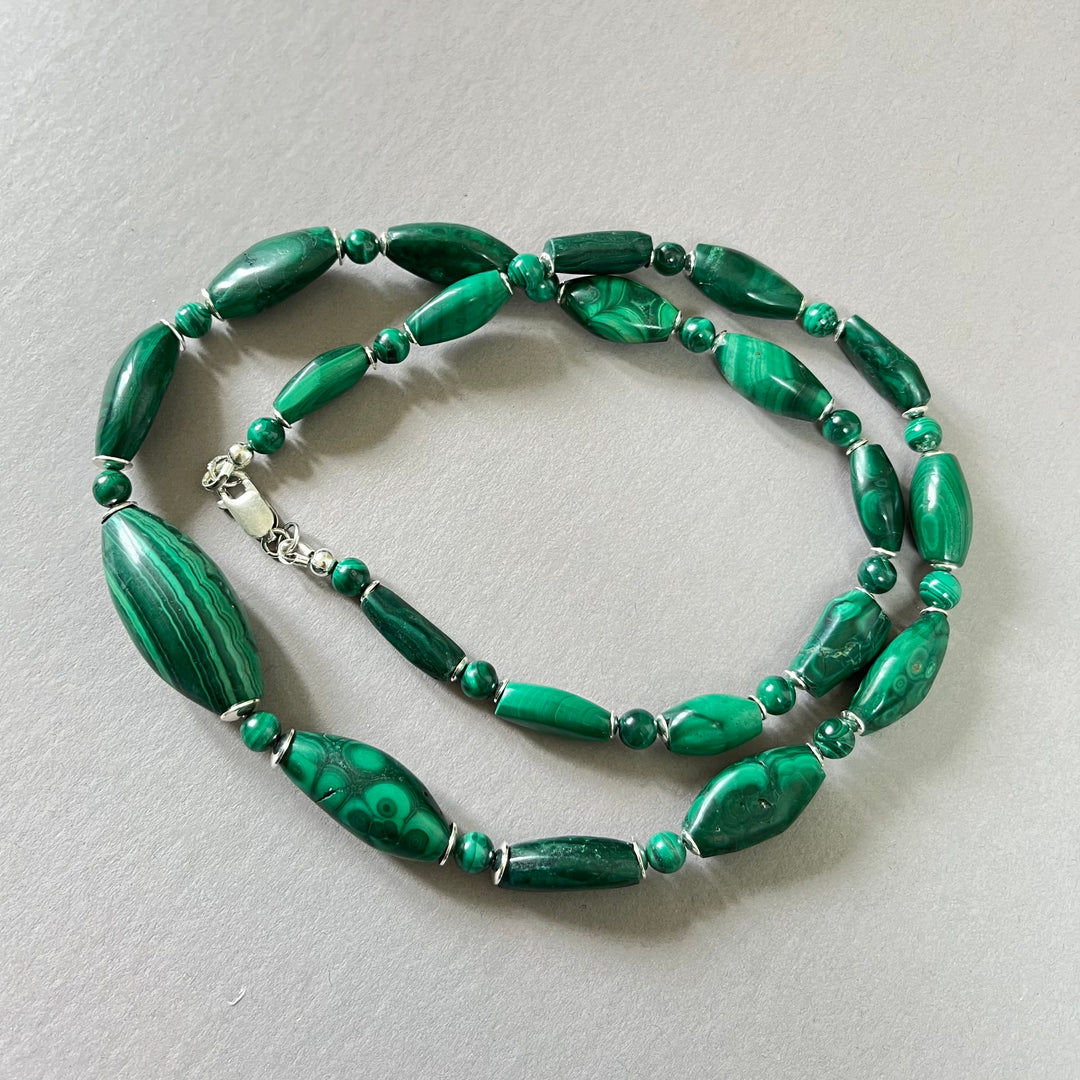 Collier sur fil câblé en pierres naturelles, malachite, bijoux vintage modernisé,  argent, 62 cm