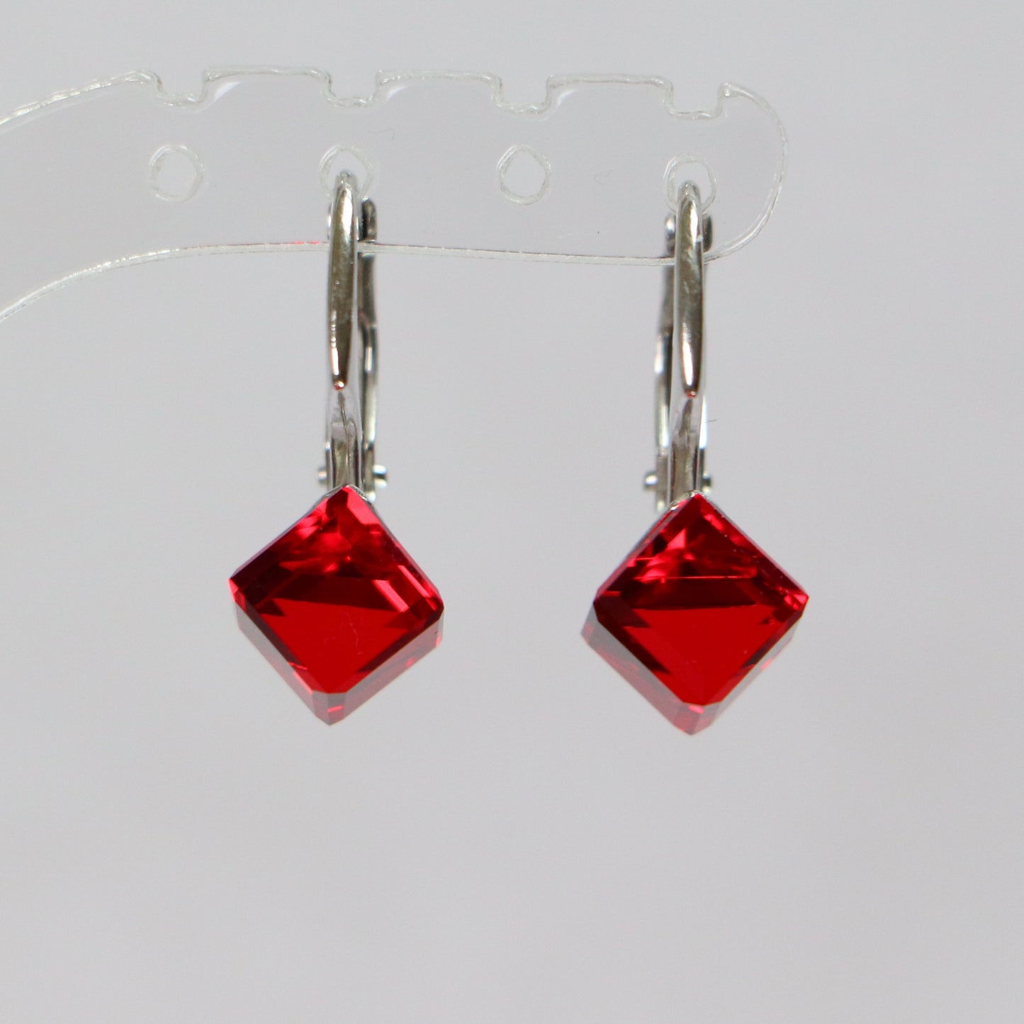 Boucles d'oreilles, cristaux Swarovski, argent rhodié, rouge vive, CUBIC