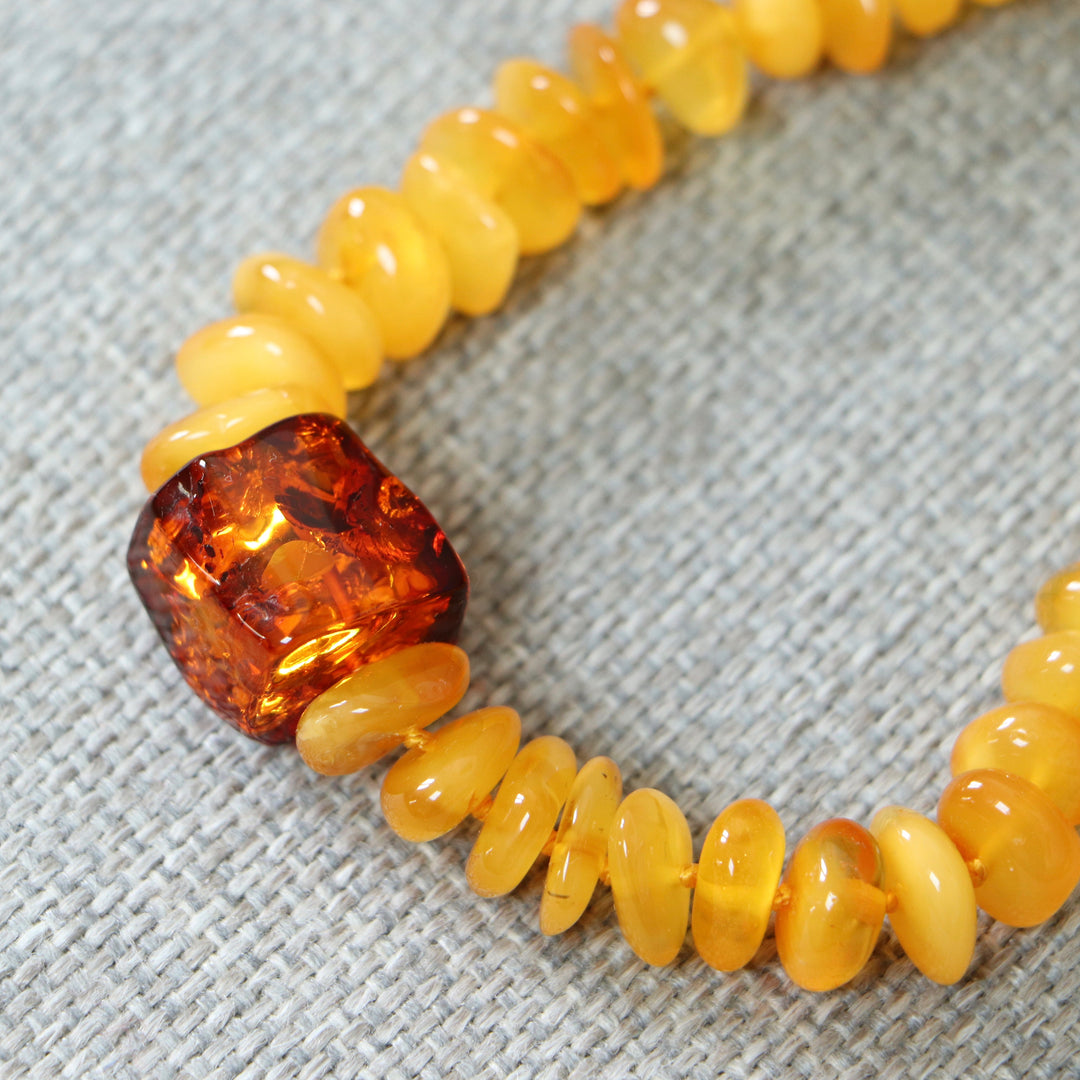 Collier en ambre de Baltique, à noeuds, longeur 48 cm
