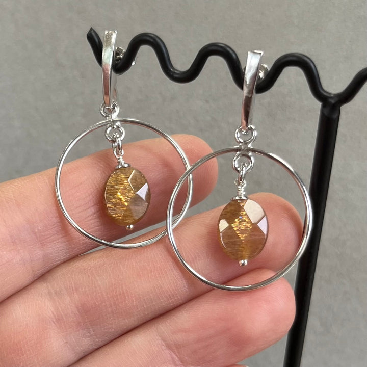 Boucles d’oreilles avec pierre de soleil, en argent