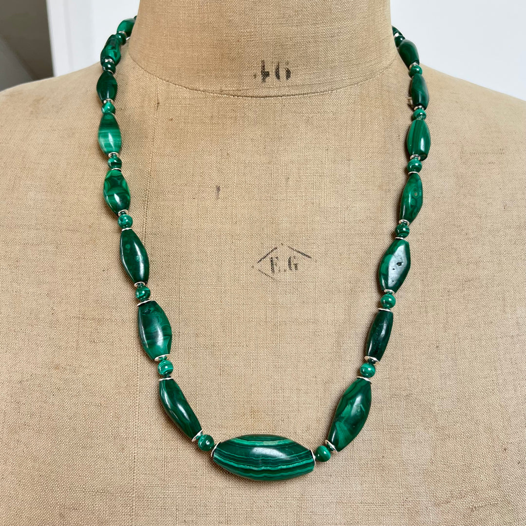 Collier sur fil câblé en pierres naturelles, malachite, bijoux vintage modernisé,  argent, 62 cm
