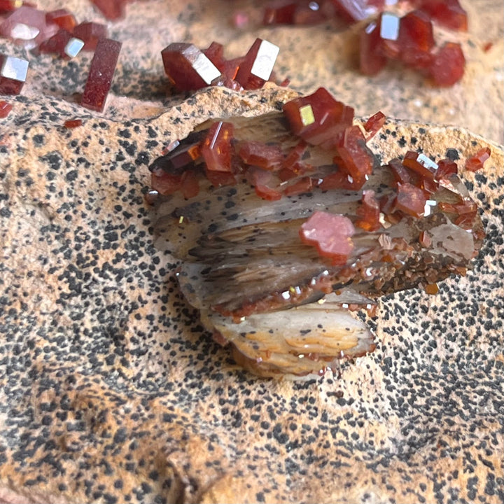 Vanadinite et baryte Mibladen Maroc M18W137