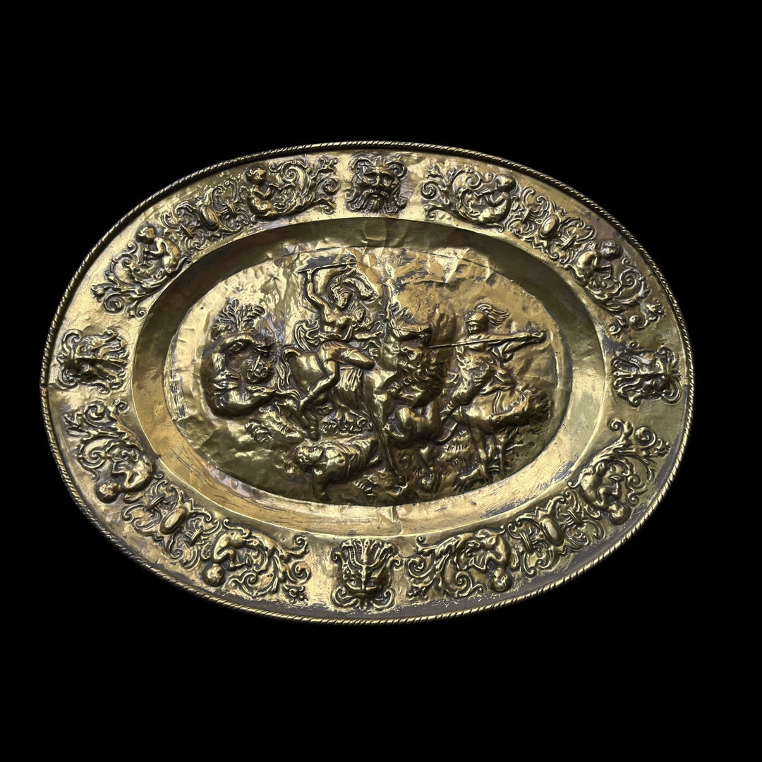 Plat décoratif en cuivre repoussé doré d’une scène de chasse XIXe siècle