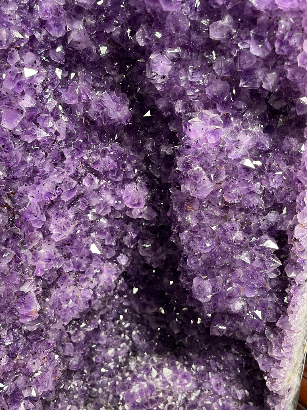 Géode Améthyste AAA à inclusions goethite et rutile du Brésil 127kg