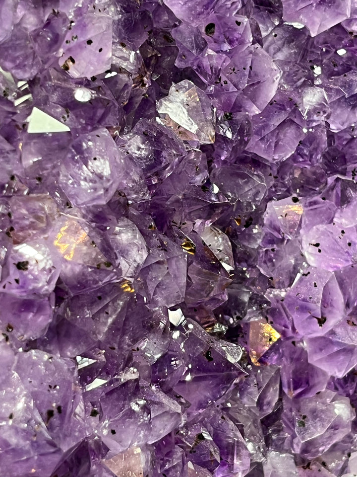 Géode Améthyste AAA à inclusions goethite et rutile du Brésil 127kg