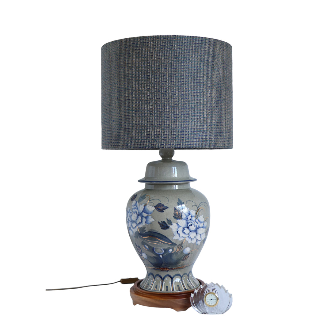 Keramiklampe, signierter Trenner, mit einem Seidenlampenschirm, grau-kotzblaue Farbe