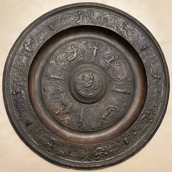 Plat en plâtre copie du plat de Briot du louvres Xixe