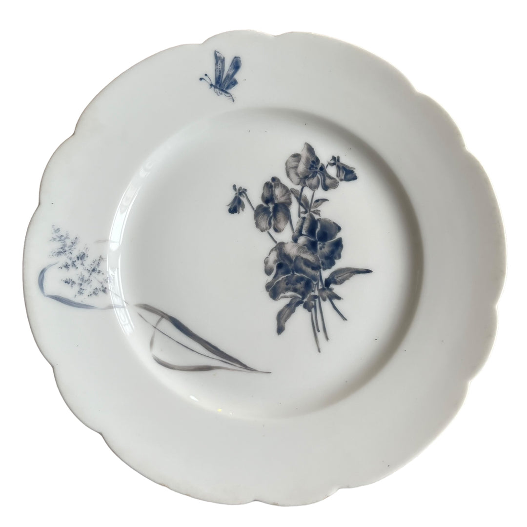 assiette bleue Hache Vierzon aux fleurs et papillon