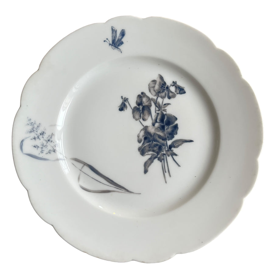 assiette bleue Hache Vierzon aux fleurs et papillon