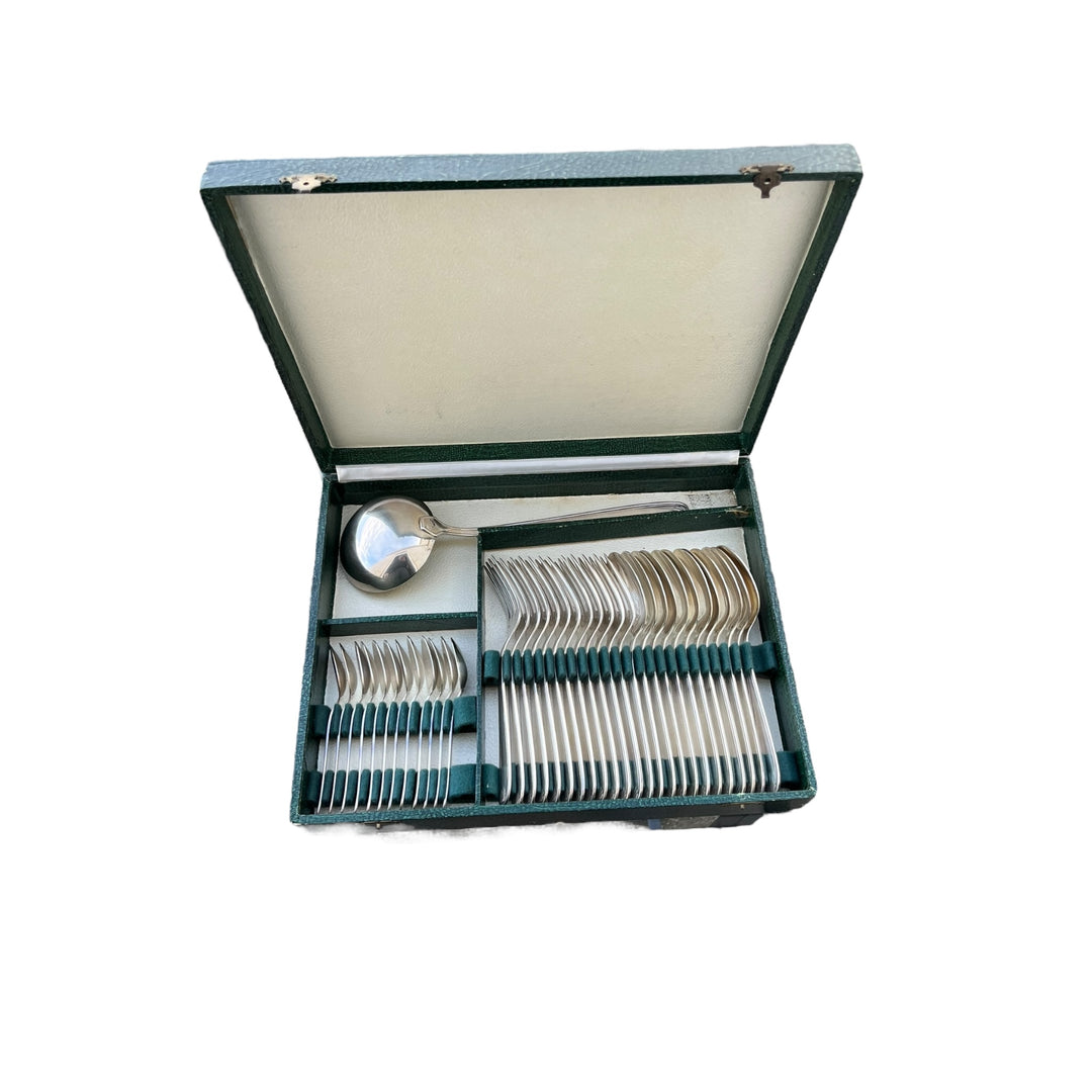 HERIGNED MODE MODEILLE LOUIS XV style with 2 silver metal lions 37 pieces