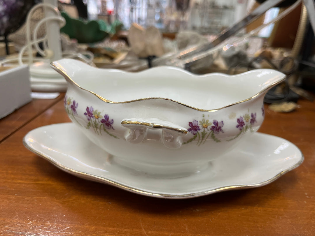 紫色の花で飾られたテーブルサービス89個のベリー