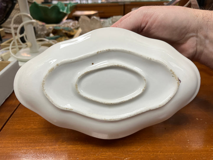 紫色の花で飾られたテーブルサービス89個のベリー