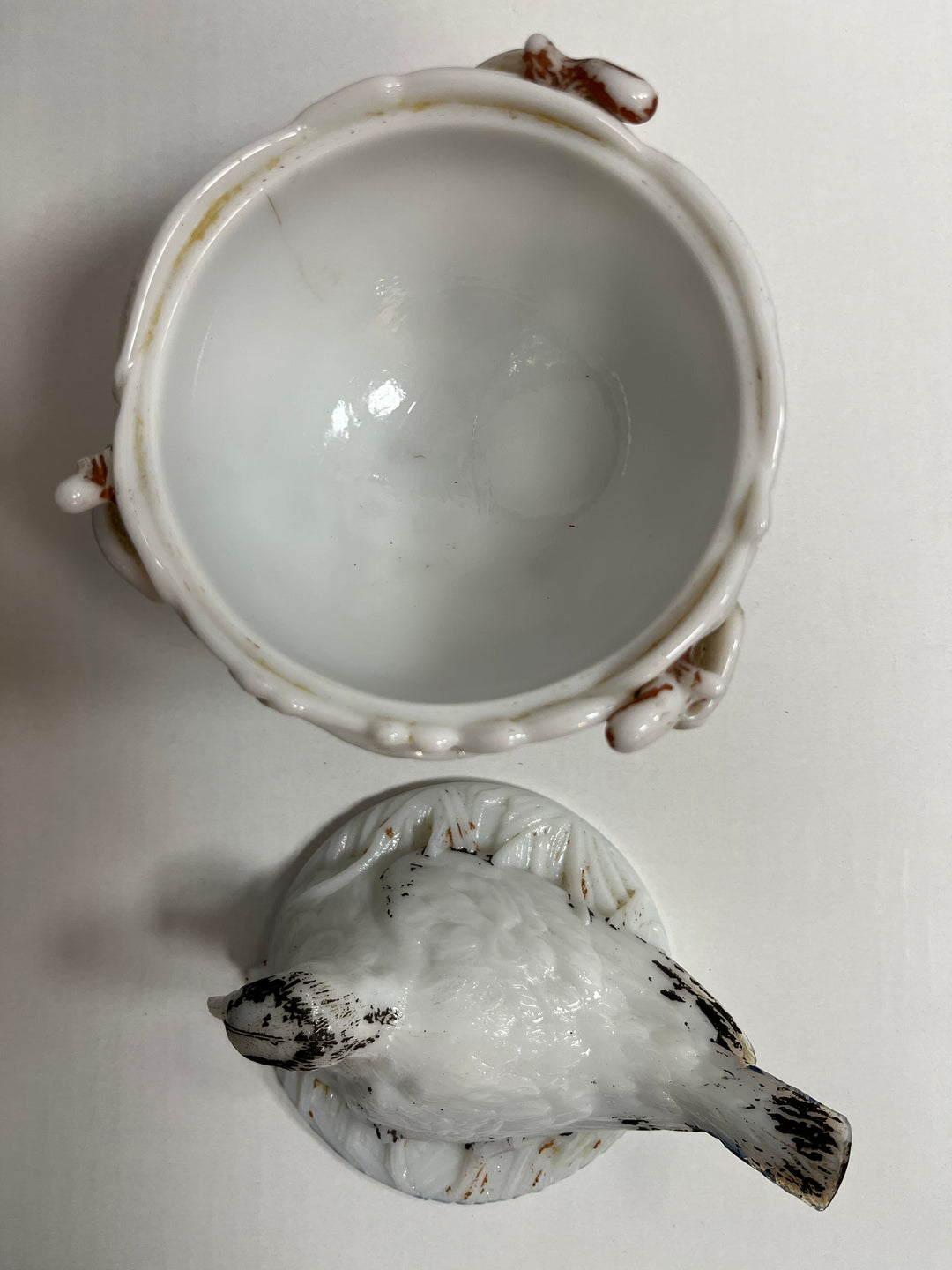 在巢上的Opaline Art Deco Bird的Sucrier/Candy