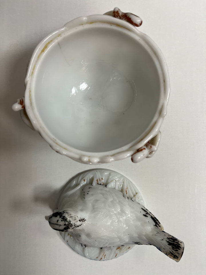 在巢上的Opaline Art Deco Bird的Sucrier/Candy