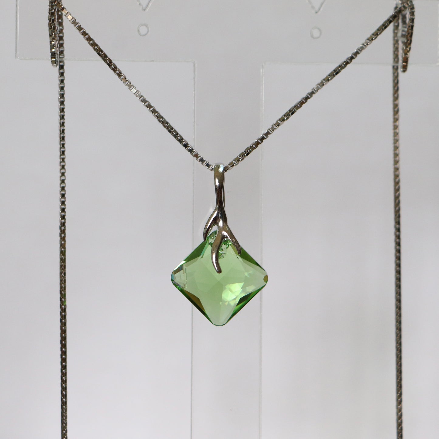 Boucles d'oreilles, cristaux Swarovski, argent rhodié, vert olive, AGATHE