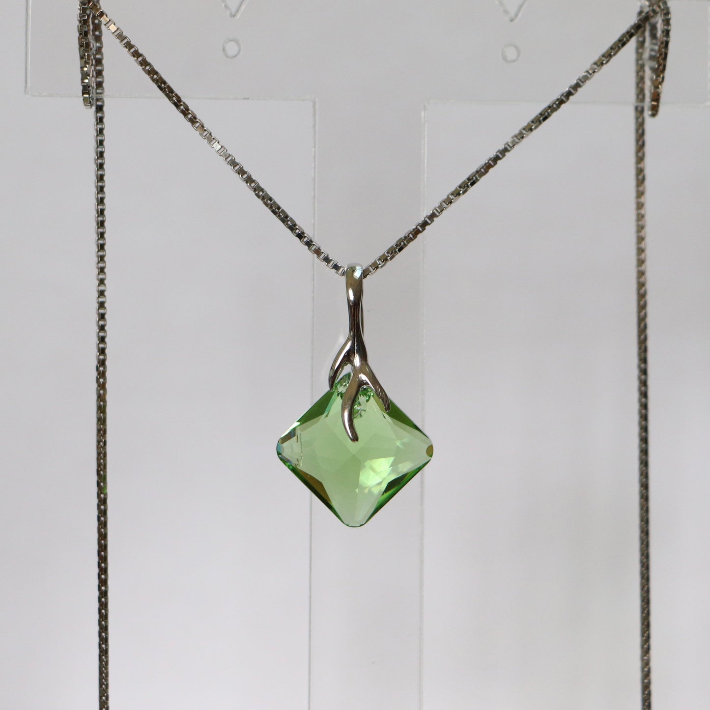Pendentif, cristaux Swarovski, argent rhodié, vert olive, AGATHE
