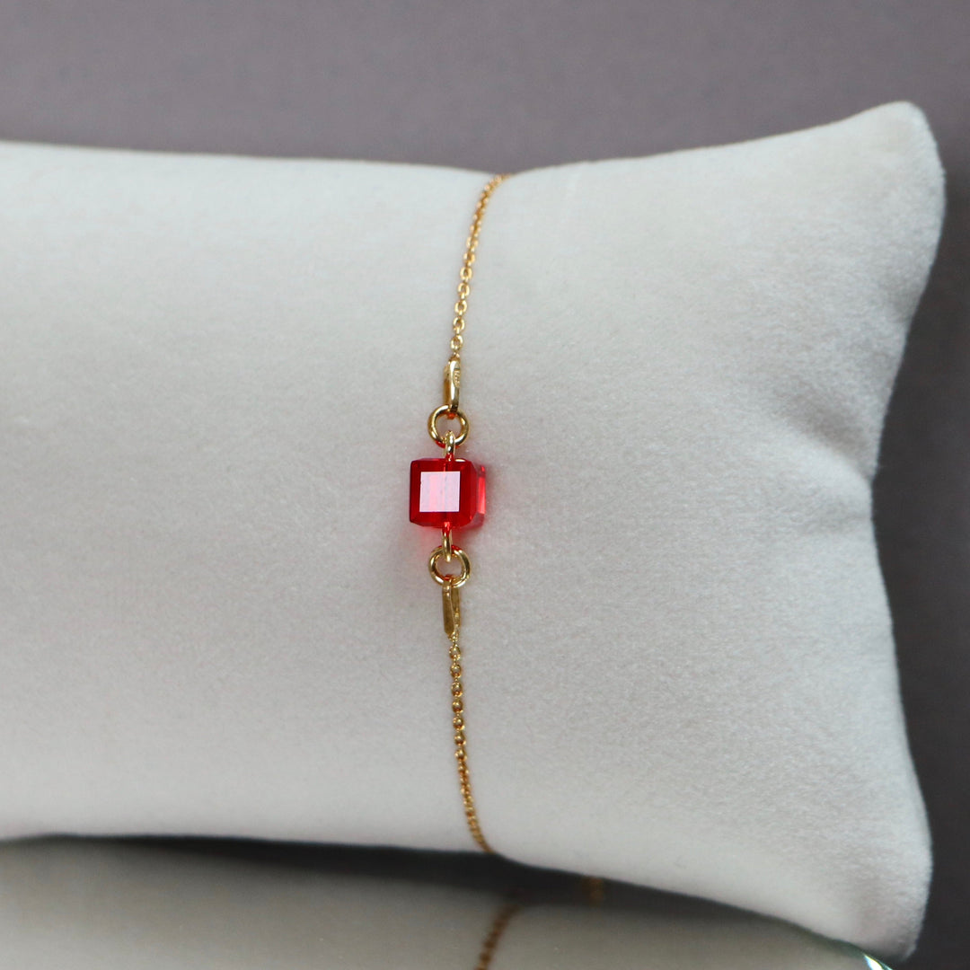 带有施华洛世奇晶体的耳环,鲜红色,金银,十字路口