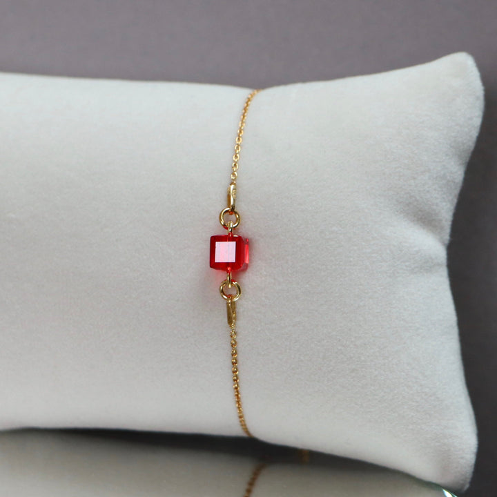 带有施华洛世奇晶体的耳环,鲜红色,金银,十字路口