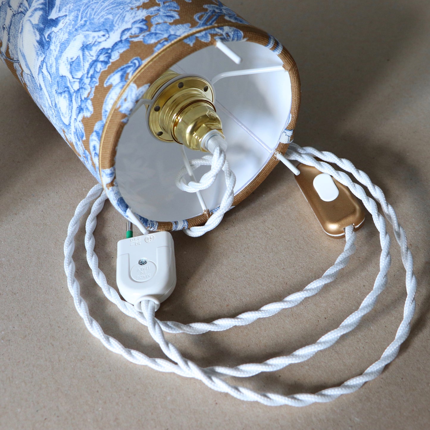 Abat-jour sur pieds (lampe), contrecollé en tissu, JOUY 2