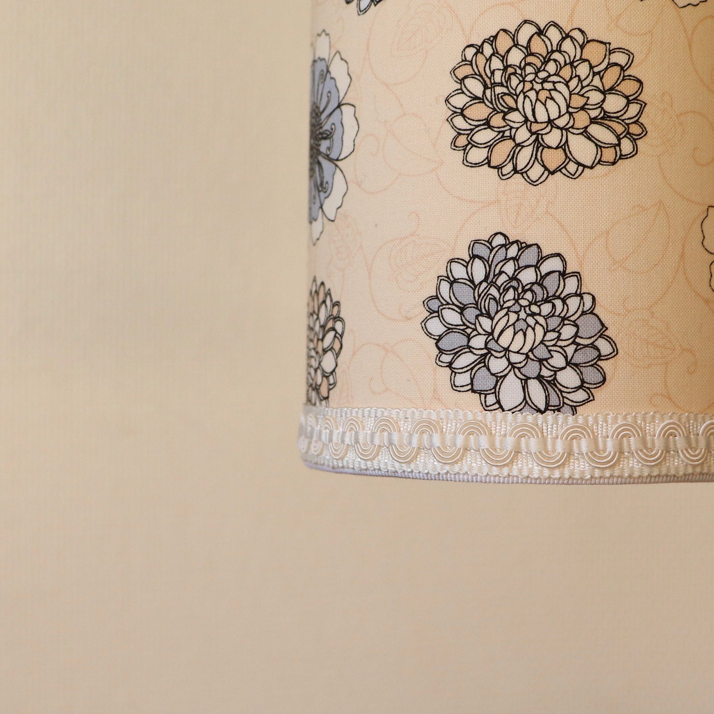 Baladeuse avec un abat-jour contrecollé en tissu FLEURS grises et beiges
