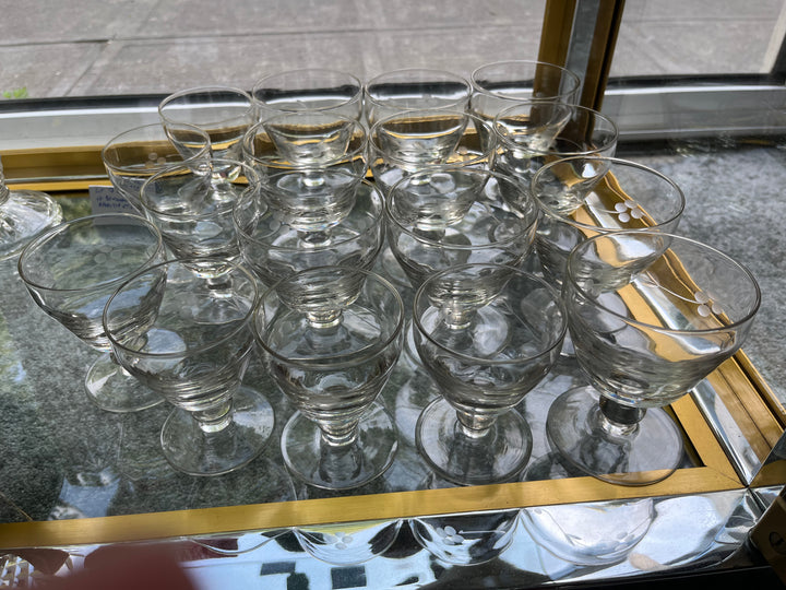 雕刻的眼镜酒和葡萄酒大小装饰,12件