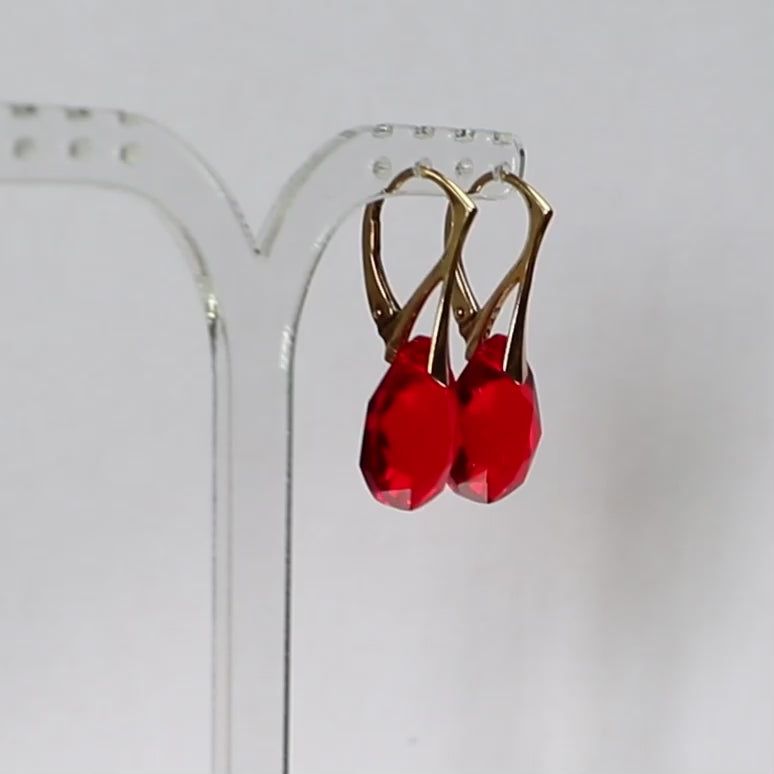 带有施华洛世奇晶体,金银,红色,凯特的耳环