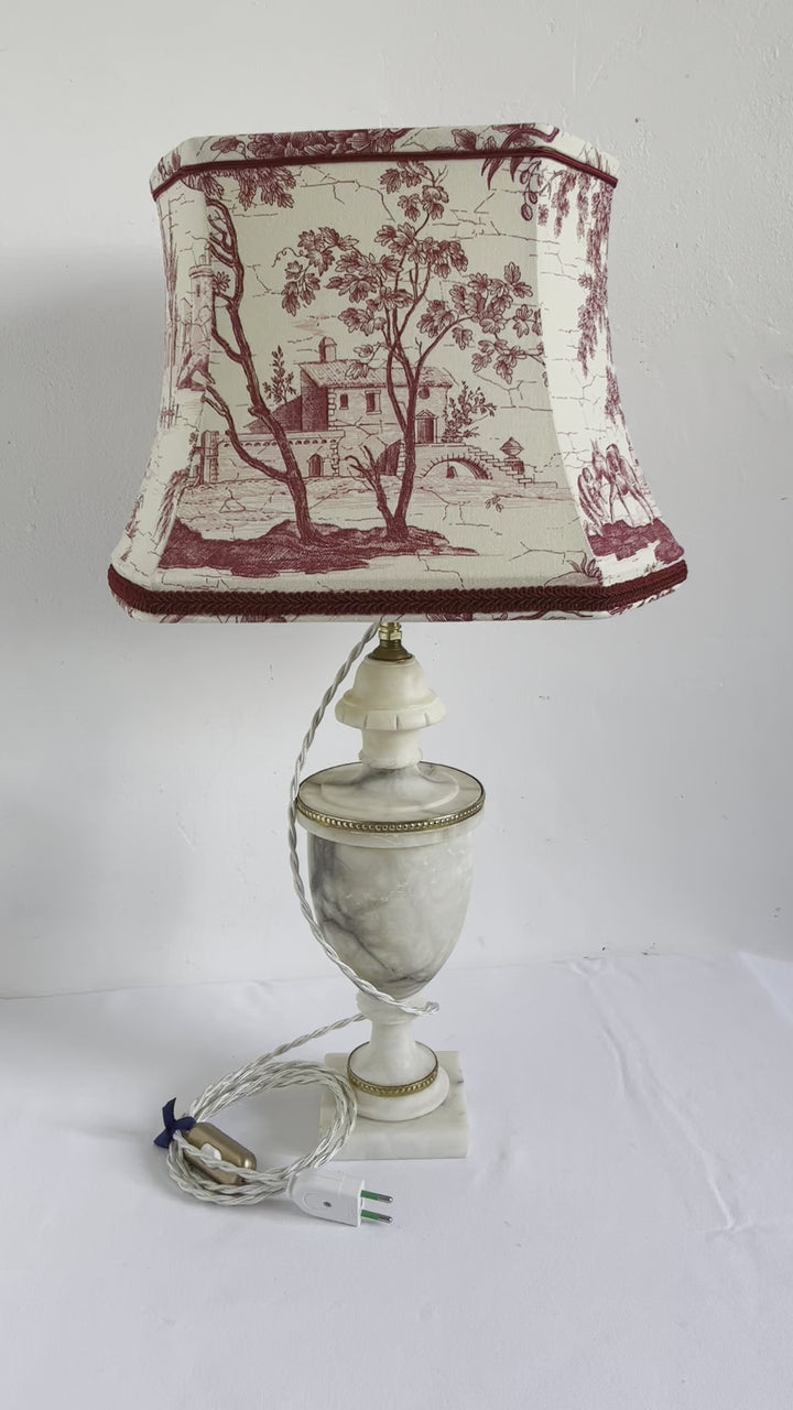 Marmorlampe mit einem Jouy Canvas -Lampenschirm, Pierre Frey