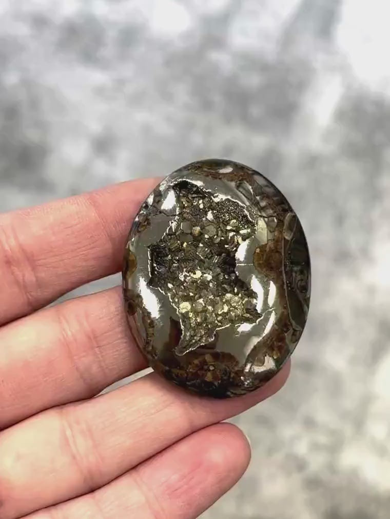 Ammonite pyritisée, AM_P035, taille cabochon, 46x35x9 mm; 22.8g;