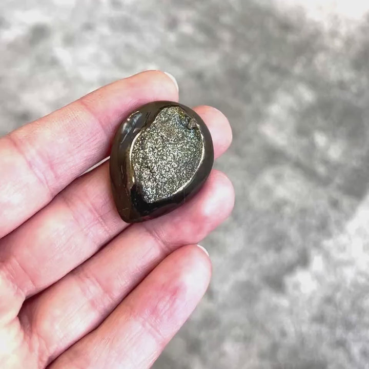 Ammonite pyritisée, AM_P108, taille cabochon, 31x25x7 mm; 8.8g;