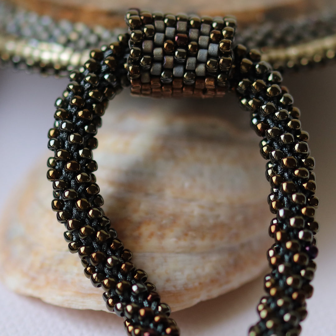 Bestickte Halskette mit Mikaschist (Glimmer und Granat)