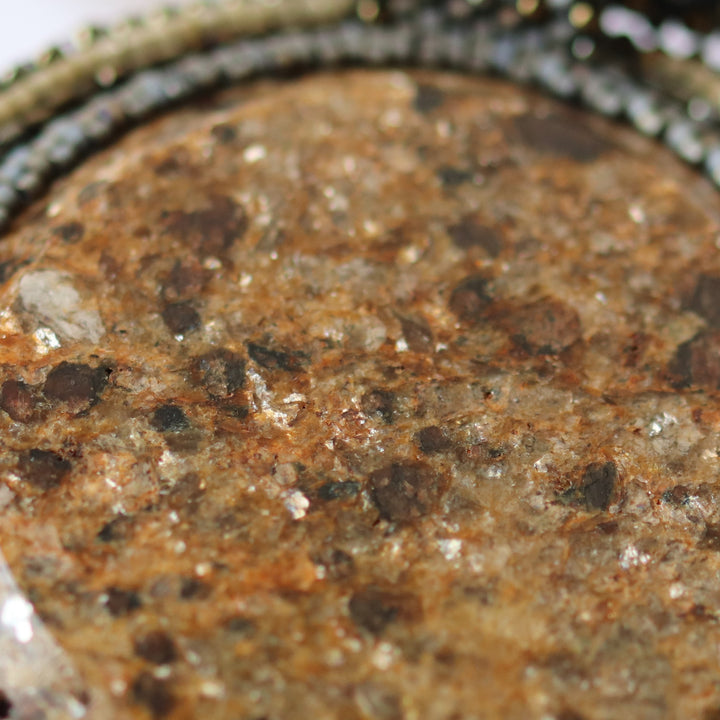 Bestickte Halskette mit Mikaschist (Glimmer und Granat)