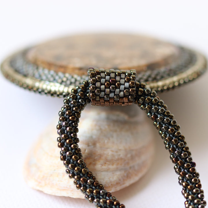 Bestickte Halskette mit Mikaschist (Glimmer und Granat)