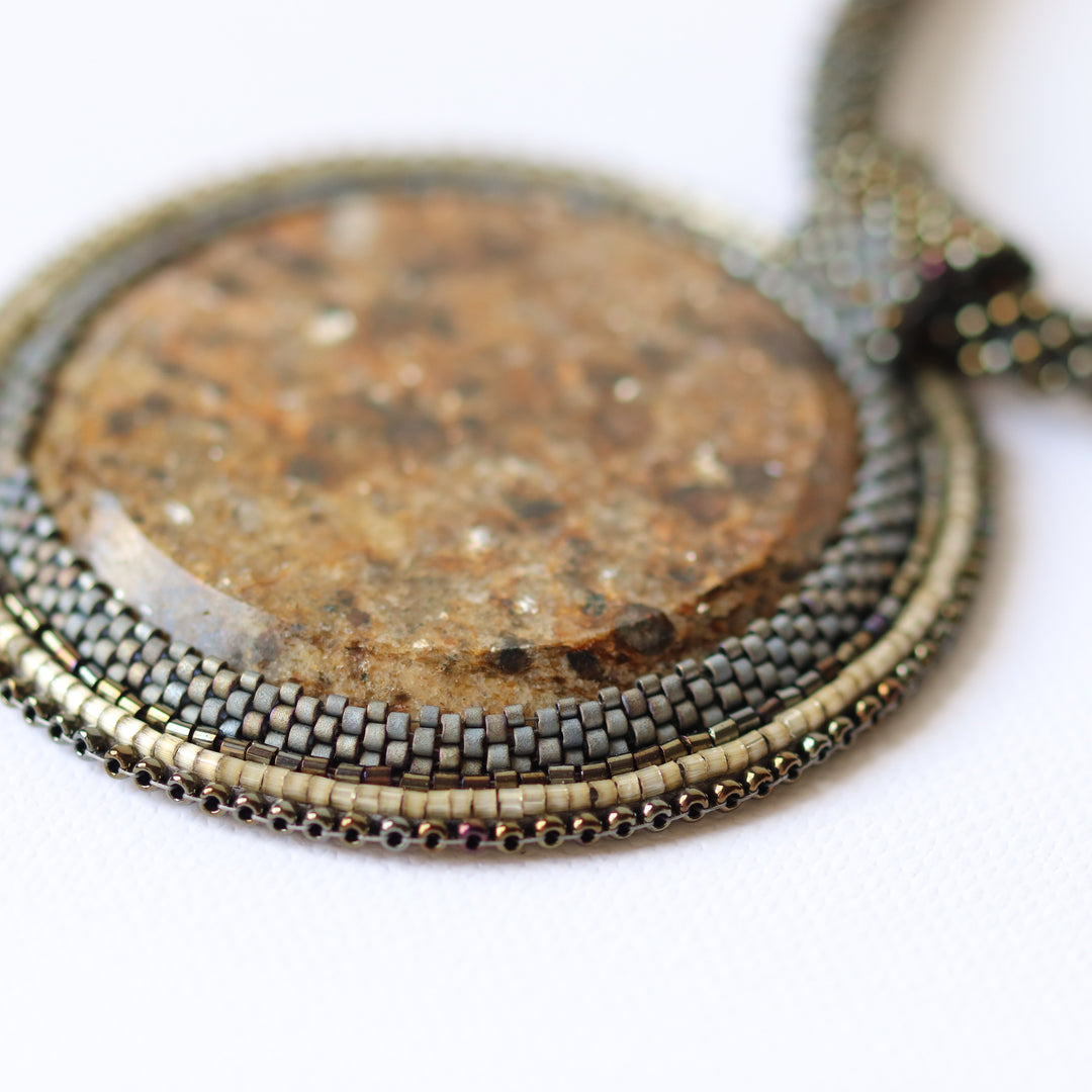Bestickte Halskette mit Mikaschist (Glimmer und Granat)