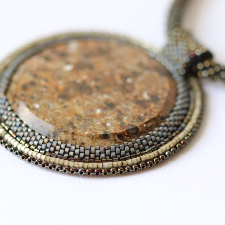 Bestickte Halskette mit Mikaschist (Glimmer und Granat)